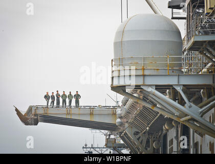 190630-N-KH151-0654 NAVAL STATION ROTA, ESPAGNE (30 juin 2019) Les marins à bord de la classe Wasp-navire d'assaut amphibie USS Kearsarge (DG 3) observer le navire arrive pour une visite au port Naval Station (NAVSTA) Rota, Espagne. NAVSTA Rota soutient la flotte, permet au combattant et soutient la famille en menant des opérations aériennes, opérations portuaires, d'assurer la sécurité et de la sécurité, assurer la qualité de vie et de fournir les services de base du pouvoir, de l'eau, de carburant et de la technologie de l'information. (U.S. Photo par marine Spécialiste de la communication de masse 2e classe Eduardo Otero) Banque D'Images