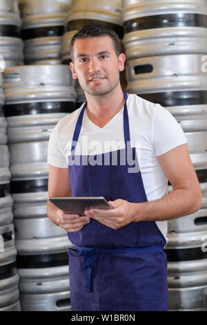 Fabricant with digital tablet examiner machines à Brewery Banque D'Images