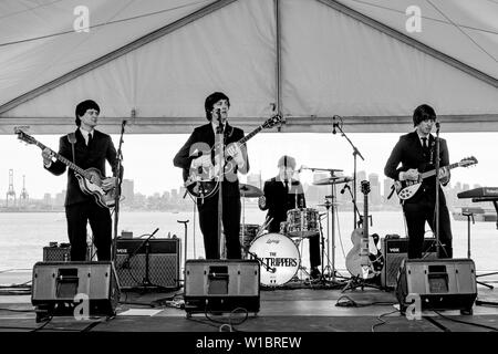 Excursionnistes, Beatles cover band, la fête du Canada, Waterfront Park, North Vancouver, Colombie-Britannique, Canada Banque D'Images