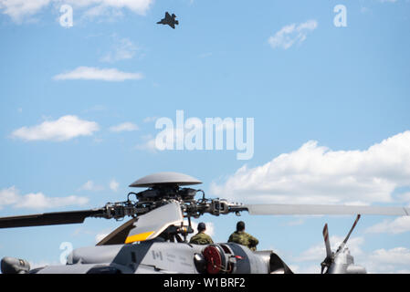 Le capitaine Andrew "Dojo" Olson, F-35A Lightning II Équipe de démonstration pilote, vole au-dessus de la foule pendant le Spectacle Aérien International de Bagotville au Québec, Canada, le 22 juin 2019. L'équipe s'est produite pendant les deux jours de l'air show. (U.S. Photo de l'Armée de l'air par le sergent. Jensen Stidham) Banque D'Images