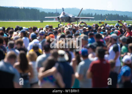 Le capitaine Andrew "Dojo" Olson, F-35A Lightning II, pilote de l'équipe de démonstration des taxis passé la foule pendant le Spectacle Aérien International de Bagotville au Québec, Canada, le 22 juin 2019. L'équipe s'est produite pendant les deux jours de l'air show. (U.S. Photo de l'Armée de l'air par le sergent. Jensen Stidham) Banque D'Images