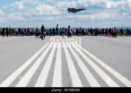 Le capitaine Andrew "Dojo" Olson, F-35A Lightning II Équipe de démonstration pilote, vole au-dessus de la foule pendant le Spectacle Aérien International de Bagotville au Québec, Canada, le 22 juin 2019. L'équipe s'est produite pendant les deux jours de l'air show. (U.S. Photo de l'Armée de l'air par le sergent. Jensen Stidham) Banque D'Images