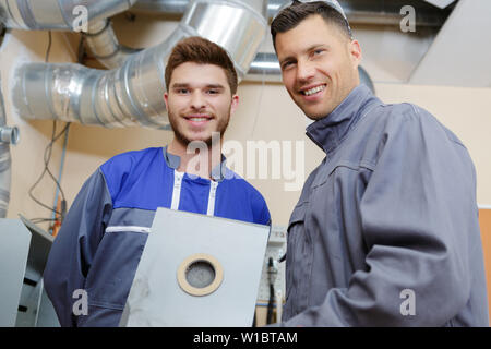 Portrait de deux hommes portant des ingénieurs bretelles Banque D'Images