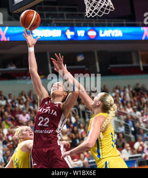 Riga, Lettonie. 1er juillet 2019. Zenta Melnika (L) de la Lettonie est en concurrence au cours de la qualification en quart de match entre la Lettonie et la Suède à la FIBA EuroBasket 2019 femmes en tournoi Arena Riga à Riga, Lettonie, 1 juillet 2019. Credit : Edijs Palens/Xinhua/Alamy Live News Banque D'Images