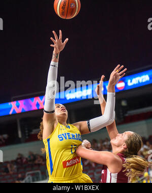 Riga, Lettonie. 1er juillet 2019. Amanda Zahui (L) de la Suède est en concurrence avec Pilabere Kleijer de Lettonie au cours de la qualification en quart de match entre la Lettonie et la Suède à la FIBA EuroBasket 2019 femmes en tournoi Arena Riga à Riga, Lettonie, 1 juillet 2019. Credit : Edijs Palens/Xinhua/Alamy Live News Banque D'Images