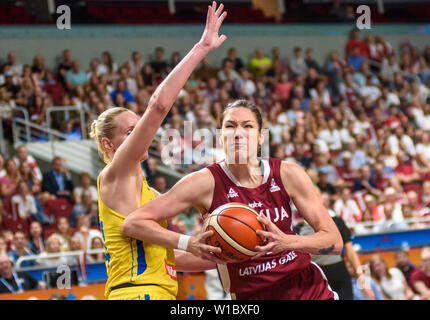 Riga, Lettonie. 1er juillet 2019. Zenta Melnika (R) de la Lettonie est en concurrence au cours de la qualification en quart de match entre la Lettonie et la Suède à la FIBA EuroBasket 2019 femmes en tournoi Arena Riga à Riga, Lettonie, 1 juillet 2019. Credit : Edijs Palens/Xinhua/Alamy Live News Banque D'Images