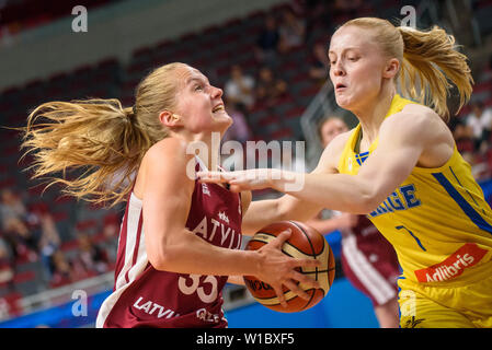 Riga, Lettonie. 1er juillet 2019. Kate Kreslina (L) de la Lettonie est en concurrence avec Klara Lundquist de la Suède au cours de la qualification en quart de match entre la Lettonie et la Suède à la FIBA EuroBasket 2019 femmes en tournoi Arena Riga à Riga, Lettonie, 1 juillet 2019. Credit : Edijs Palens/Xinhua/Alamy Live News Banque D'Images