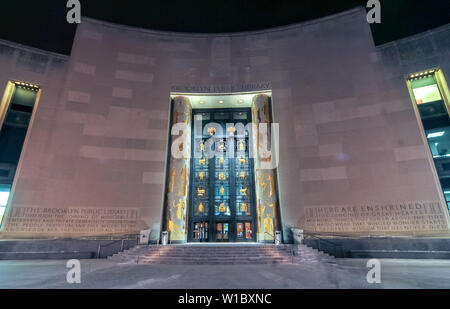 Entrée de la Bibliothèque publique de Brooklyn à la bibliothèque centrale de nuit en Grand Army Plaza par Prospect Park à Brooklyn, New York Banque D'Images