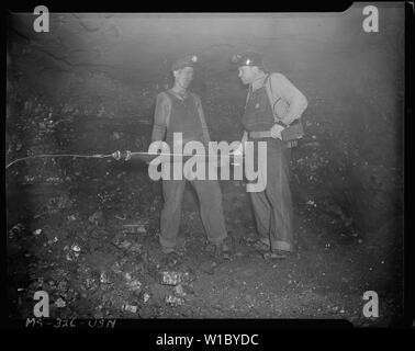 J. M. commandant Amberson queries miner que de travailler d'Airdox torpille d'air comprimé. Pression de 10 000 lb/po2. est obtenu dans un dynamitage. Risque est pratiquement nul. Pyramide Coal Company, Victory Mine, Terre Haute, Vigo County, Indiana. Banque D'Images