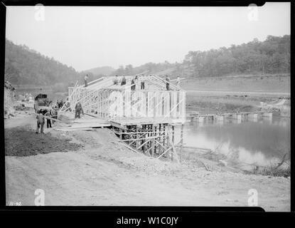 La construction de l'entrepôt temporaire près de l'extrémité ouest du pont à l'emplacement de Norris barrage sur la rivière Clinch. Il sera utilisé pour un gréeur shack plus tard. La fondation des lits pour le pont peut être vu dans la rivière. Banque D'Images