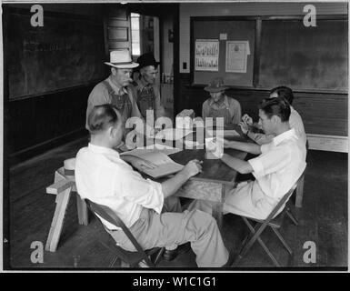 Coosa Valley, Alabama. Que représentent les photos de réunion par les agriculteurs qui sont venus à l'école pour collecter des chèques. AAA ; Portée et contenu : la légende complète se lit comme suit : Coosa Valley, Alabama. Que représentent les photos de réunion par les agriculteurs qui sont venus à l'école de recueillir les chèques AAA. Banque D'Images