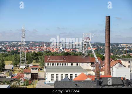 27 juin 2019, Saxe, Freiberg : vue panoramique sur les installations tous les jours de l'arbre 'Reiche Zeche' de la mine 'Himmelfahrt Fundgrube' pour la ville de Fribourg. Freiberg est la plus ancienne et la plus importante région minière d'argent dans l'Erzgebirge. La région s'applique pour le titre sur le côté Saxon avec dix-sept, sur le côté tchèque avec cinq parties. Les monuments, les paysages naturels et culturels représentent le plus important des zones minières et des époques de l'extraction de minerai de Saxon-Bohemian comme témoins de 800 ans d'histoire. Les stands "Reiche Zeche' et 'Alte Elisabeth' sont encore utilisées par la TU Bergak Banque D'Images