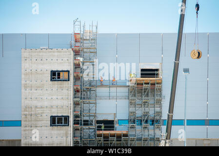 Dresde, Allemagne. 27 Juin, 2019. Vue sur le site de construction de Robert Bosch pour la fabrication de semi-conducteurs à Dresde. L'usine de semi-conducteurs devrait entrer en fonctionnement normal à la fin de 2021. (Dpa 'Semiconductor (semi-conducteur complémentaire à partir de l'usine Bosch - Premier test de jetons pour venir en 2020") Credit : Oliver Killig/dpa-Zentralbild/dpa/Alamy Live News Banque D'Images