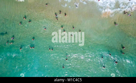 Image aérienne de haut en bas des gens qui profitent de l'eau calme de la mer Méditerranée. Banque D'Images