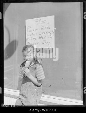 Fille de mineur devant le magasin de la compagnie. Calumet Fuel Company, Delcarbon # 2 Mine, Delcarbon, Huerfano Comté (Colorado). Banque D'Images