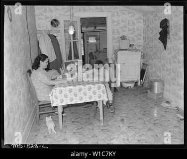 Salle à manger dans la maison de Manuel Alcala, mineur, vivant en société de projet d'habitation. Carburant, Société nationale mine Monarch, Broomfield, Colorado, Boulder Comté. Banque D'Images