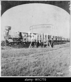 Anglais : Administration de l'Union Pacific Railroad sur le 100e méridien d'environ 250 milles à l'ouest d'Omaha, Nebr. Terr. Le train en arrière-plan vous attend le parti de l'Est risque, journalistes et autres personnalités invitées par le chemin de fer de la direction. Par John Carbutt, Octobre 1866 Banque D'Images