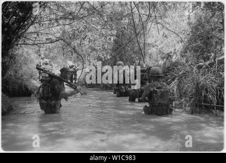 Dong Ha, au Vietnam. Opération Hastings - Marines de la Compagnie H, 2e Bataillon, 4e Régiment de Marines à prendre l'eau lorsqu'ils se déplacent pour rejoindre d'autres éléments de leur bataillon. Banque D'Images