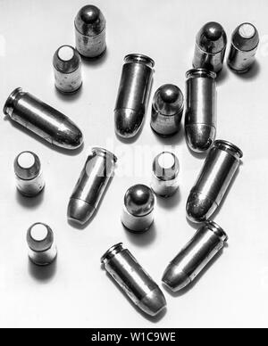 Un groupe de balles, de calibres 45 et 40 comme vu de dessus tourné en noir et blanc Banque D'Images