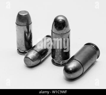 Quatre full metal jacket, deux balles de calibre 45 calibre 40 et deux tourné en noir et blanc Banque D'Images