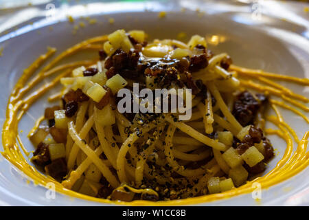 Plat de spaghetti alla carbonara, recette typiquement italien de pâtes avec guanciale, œuf fromage pecorino romano ad Banque D'Images