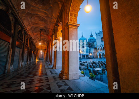 Voir la soirée de Basilica di San Marco et le Campanile à travers le couloir de passage de la rue San Marco à Venise, Italie. Paysage urbain de Venise à l'aube, bleu Banque D'Images