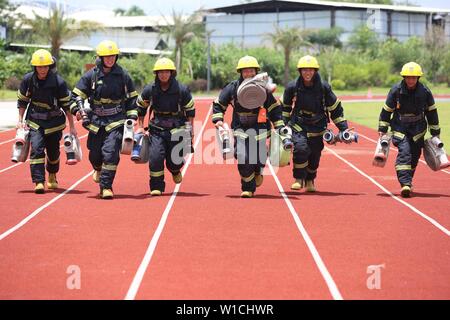 Beijing, Chine, province du Fujian. 1er juillet 2019. Les pompiers nouvellement recrutés participent à une formation dans la chaleur de l'été à Longyan City, dans le sud-est de la province de Fujian en Chine, le 1 juillet, 2019. Credit : Zhou Yangdong/Xinhua/Alamy Live News Banque D'Images