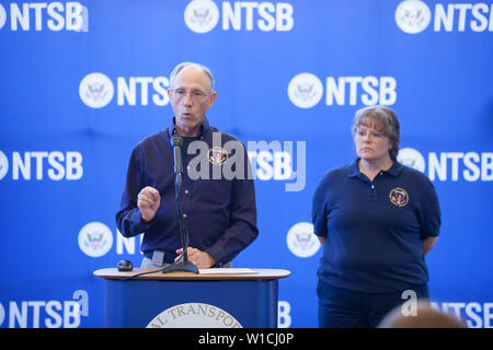 Houston, USA. 1er juillet 2019. Bruce Landsberg (L), vice-président de l'Office national de la sécurité des transports, donne point de presse au sujet d'un accident d'avion à l'aéroport d'Addison au Texas, États-Unis, le 1 juillet 2019. Dix personnes sont mortes après qu'un petit avion s'est écrasé dimanche matin près de Dallas, l'État américain du Texas. Crédit : Dan Tian/Xinhua/Alamy Live News Banque D'Images