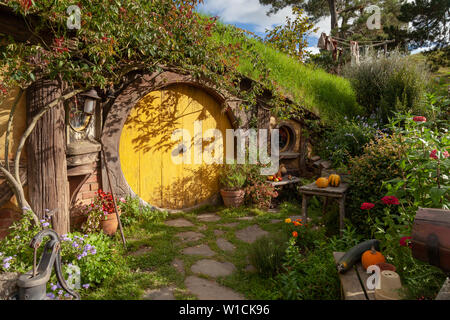 Maison de Hobbit Samwise Gamegie dans la comté Hobbiton illuminée par le soleil sur le point de se coucher sur la Shire. Banque D'Images