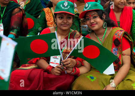 Les femmes participent à l'événement intitulé "Lakho Konthe Shonar Bangla". Plus de 2,5 personnes lakh hymne national chorus de Parade à l'échelle nationale dans le but de Banque D'Images