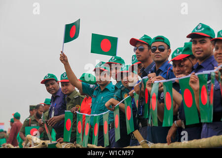 Les membres des forces de sécurité participer à l'événement intitulé "Lakho Konthe Shonar Bangla". Plus de 2,5 personnes lakh hymne national chorus au niveau national P Banque D'Images