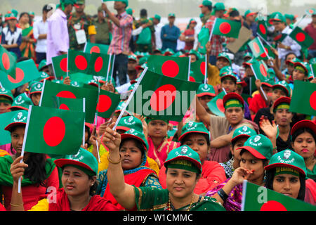 Les femmes participent à l'événement intitulé "Lakho Konthe Shonar Bangla". Plus de 2,5 personnes lakh hymne national chorus de Parade à l'échelle nationale dans le but de Banque D'Images