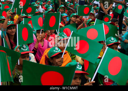 Les femmes participent à l'événement intitulé "Lakho Konthe Shonar Bangla". Plus de 2,5 personnes lakh hymne national chorus de Parade à l'échelle nationale dans le but de Banque D'Images