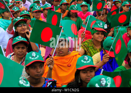 Les femmes participent à l'événement intitulé "Lakho Konthe Shonar Bangla". Plus de 2,5 personnes lakh hymne national chorus de Parade à l'échelle nationale dans le but de Banque D'Images