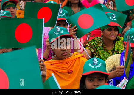 Les femmes participent à l'événement intitulé "Lakho Konthe Shonar Bangla". Plus de 2,5 personnes lakh hymne national chorus de Parade à l'échelle nationale dans le but de Banque D'Images