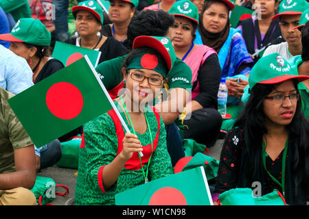 Les femmes participent à l'événement intitulé "Lakho Konthe Shonar Bangla". Plus de 2,5 personnes lakh hymne national chorus de Parade à l'échelle nationale dans le but de Banque D'Images