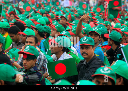 Les femmes participent à l'événement intitulé "Lakho Konthe Shonar Bangla". Plus de 2,5 personnes lakh hymne national chorus de Parade à l'échelle nationale dans le but de Banque D'Images
