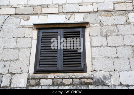 Des fenêtres à volets. Les vieilles maisons avec des fenêtres à volets. Banque D'Images