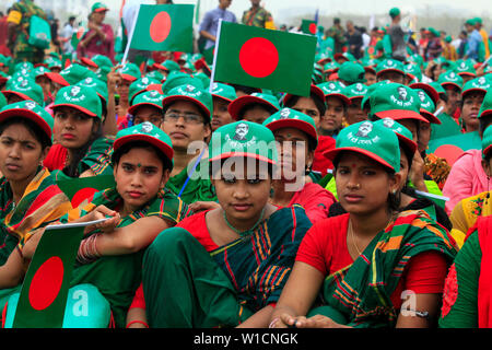 Les femmes participent à l'événement intitulé "Lakho Konthe Shonar Bangla". Plus de 2,5 personnes lakh hymne national chorus de Parade à l'échelle nationale dans le but de Banque D'Images