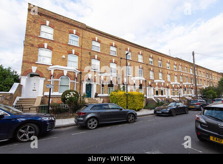 Vue générale de Offerton Road, à Clapham, Londres du sud, où le corps d'un présumé passager clandestin aurait chuté d'un jet a été trouvé dans un jardin. Banque D'Images