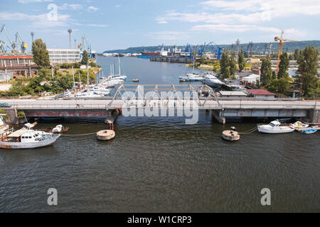 Vieux pont sur le lac près de Bulyard Varna district. Bulgarie Banque D'Images