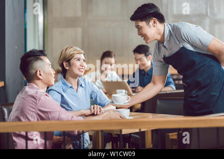 Couple d'être servi avec du café dans le café Banque D'Images
