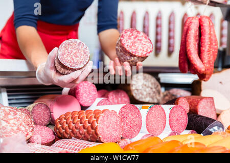 Boucherie viande femme tenant dans sa main Banque D'Images