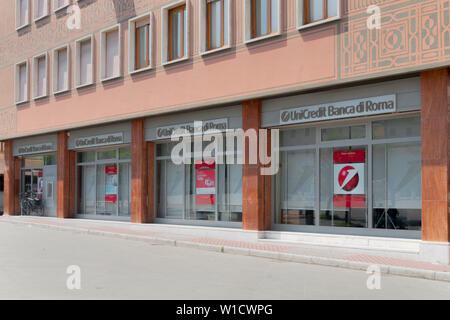 Massa, Italie - 01 juillet 2019 - une branche de la banque Unicredit Banca di Roma Banque D'Images