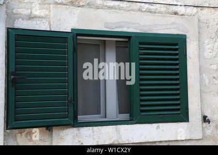 Des fenêtres à volets. Les vieilles maisons avec des fenêtres à volets. Banque D'Images