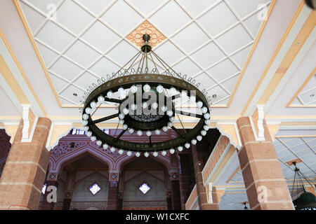 L'intérieur du chandelier Masjid Putra, mosquée Putra à Putrajaya Malaisie Banque D'Images