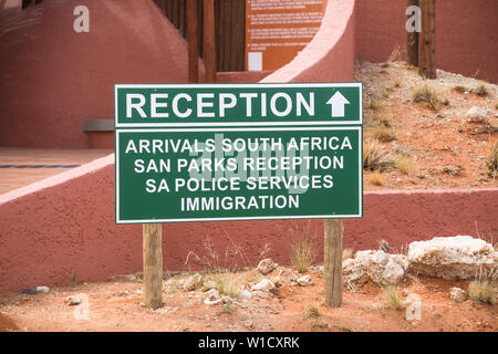 Panneau avec les mots ou le texte d'arrivée Accueil Afrique du Sud San Parks/S services de police de l'immigration à un parc transfrontalier de Kgalagadi Banque D'Images