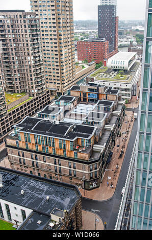 Rotterdam, Pays-Bas, le 16 juin 2019 : Vue aérienne de la bande centrale de Wilhelmina Pier, avec d'anciens entrepôts, rénové et avec toit ajoutée Banque D'Images