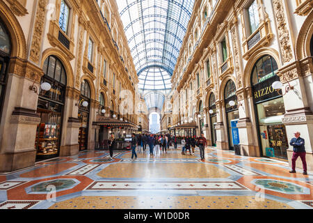 MILAN, ITALIE - 09 avril, 2019 : la galerie Vittorio Emanuele II est un centre commercial actif le plus âgé et un site important de Milan en Italie Banque D'Images