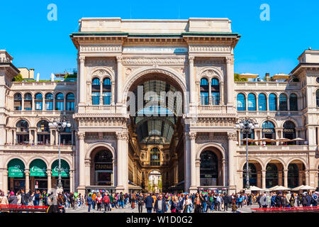 MILAN, ITALIE - 09 avril, 2019 : la galerie Vittorio Emanuele II est un centre commercial actif le plus âgé et un site important de Milan en Italie Banque D'Images